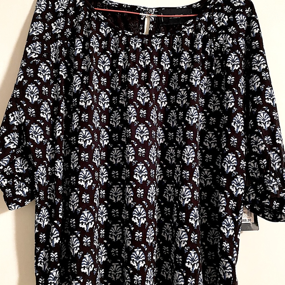 NWT Lucky Brand elbow length ruffle sleeve, navy/white small print.
